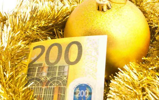 200 euro sotto l'albero di Natale - Lineadiretta24.it