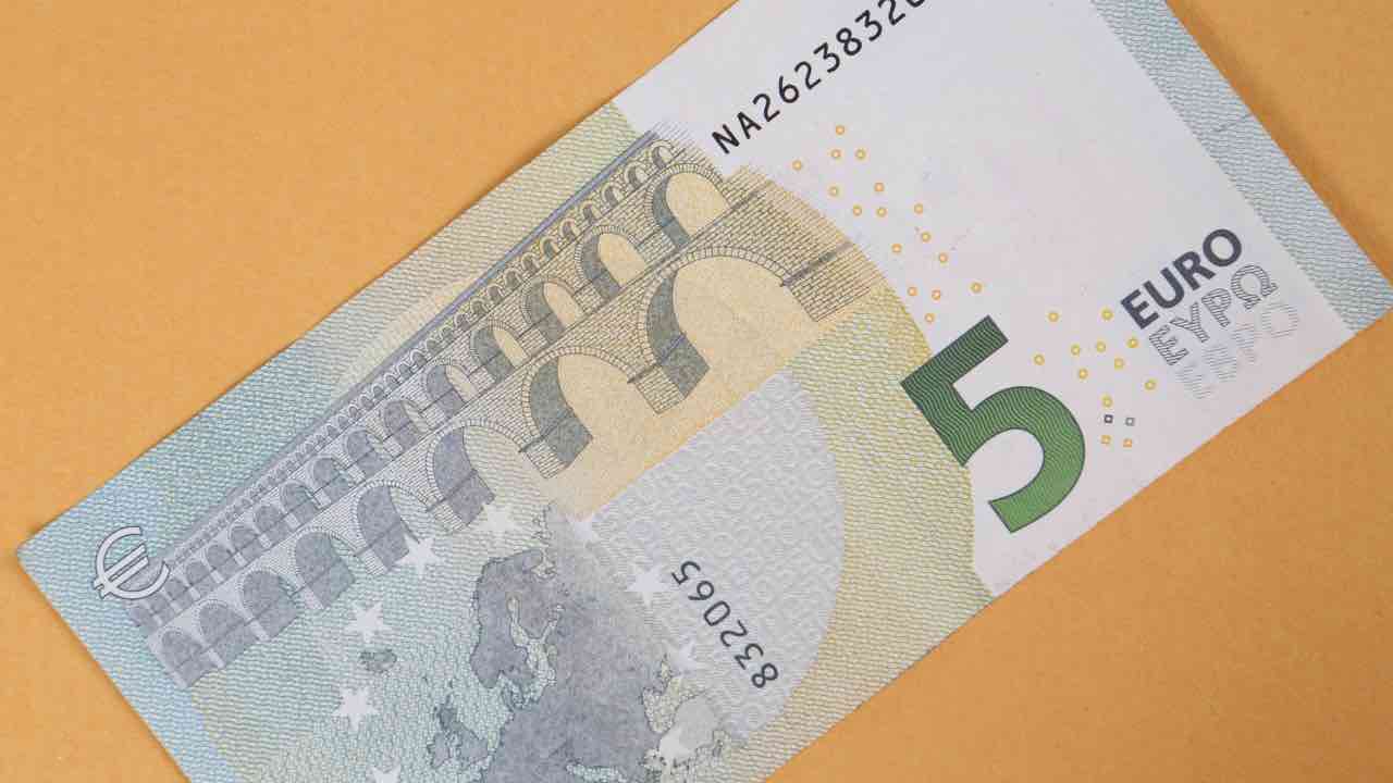 Banconota da 5 euro - fonte_depositphotos - lineadiretta24.it