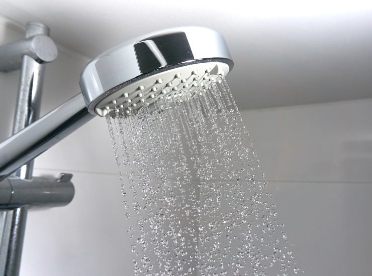 Fare una doccia (depositphotos) - lineadiretta24.it