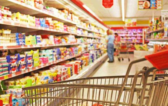 Scoperta a vivere dentro un supermercato - Lineadiretta24.it