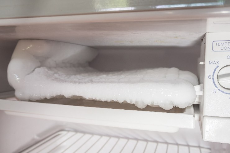 Congelatore con ghiaccio - fonte_depositphotos - lineadiretta24.it