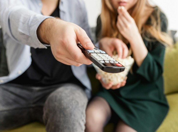 Cercare tra le impostazioni del tv (pexels.com) - lineadiretta24.it