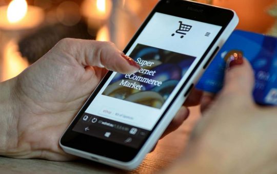 Fast fashion e Ecommerce (pexels.com) - lineadiretta24.it