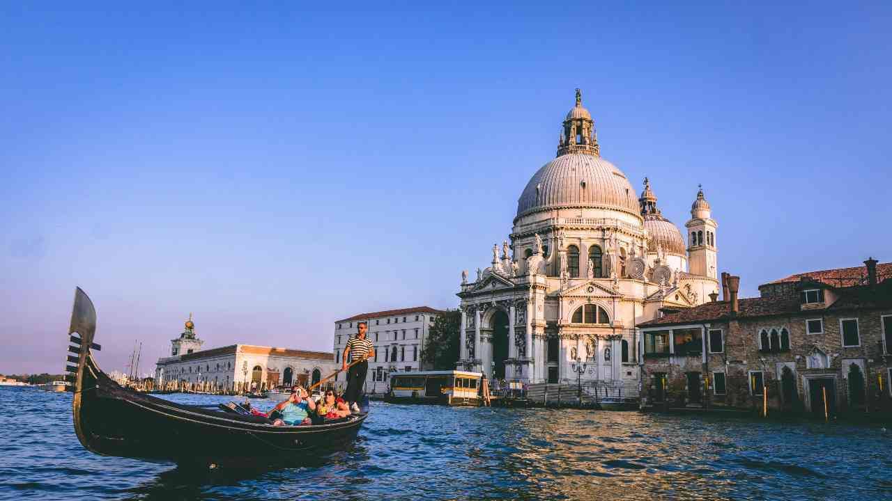 A Venezia se vai in gondola ti multano: ecco il barcavelox, altro che romanticismo