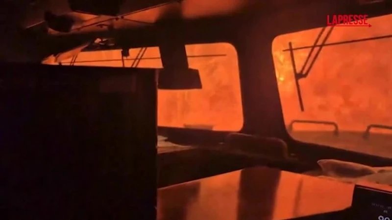 Canada, incendi in Ontario: il treno circondato dalle fiamme attraversa il fuoco
