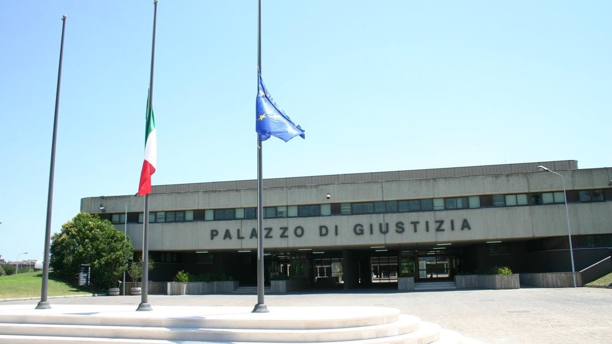Bomba al Tribunale di Foggia, evacuati tutti gli uffici dopo chiamata anonima