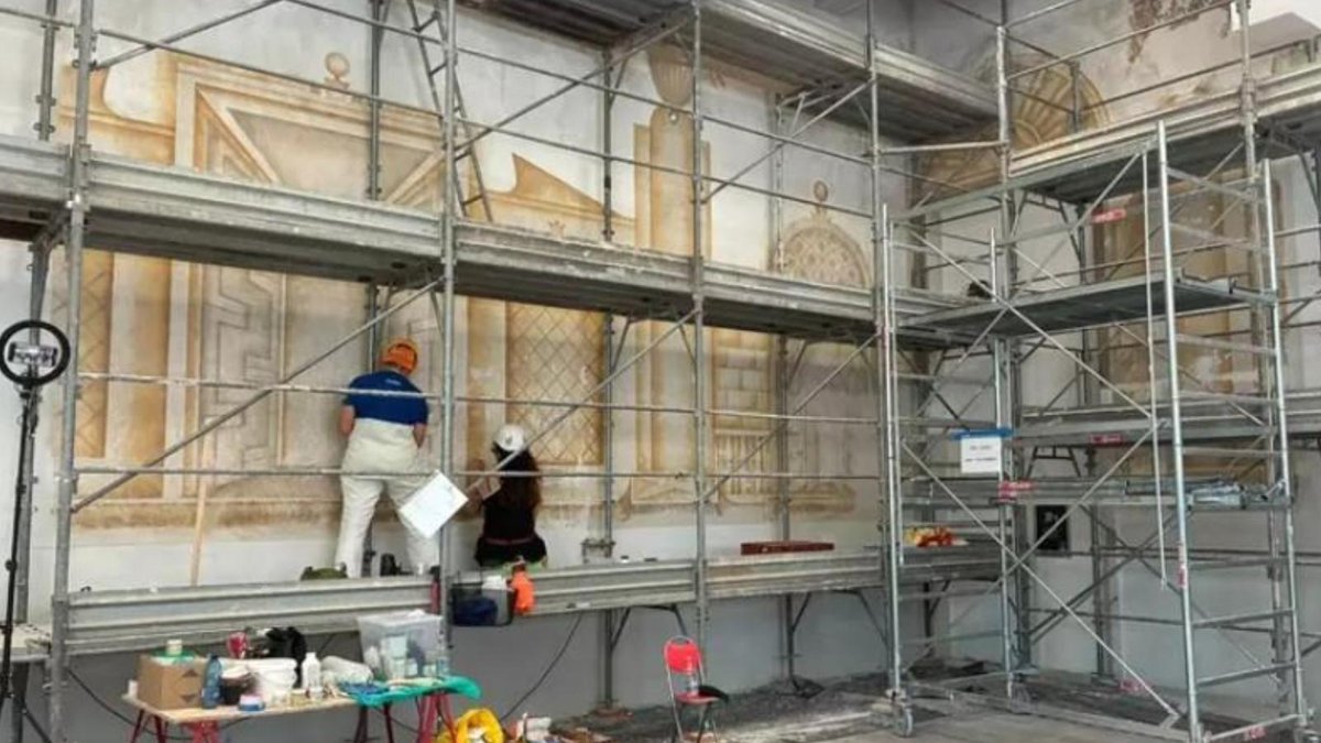 Affreschi di Portaluppi spuntano da un muro del Sacco: tracce di una balera dimenticata