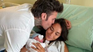 Fedez accanto alla compagna e al neonato in ospedale