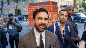 Zohran Mamdani parla ai giornalisti a New York