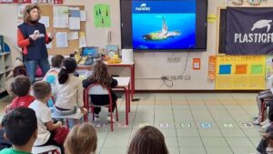 Studenti durante un incontro di educazione ambientale Plastic Free