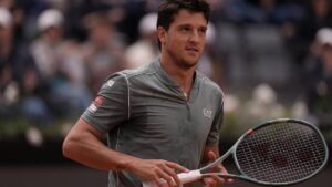 Luciano Darderi durante una partita sulla terra battuta