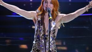 Noemi si esibisce sul palco durante un concerto