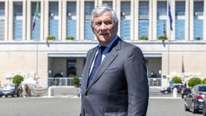 Antonio Tajani davanti alla sede del Ministero degli Esteri