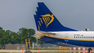 Un aereo Ryanair fermo sulla pista