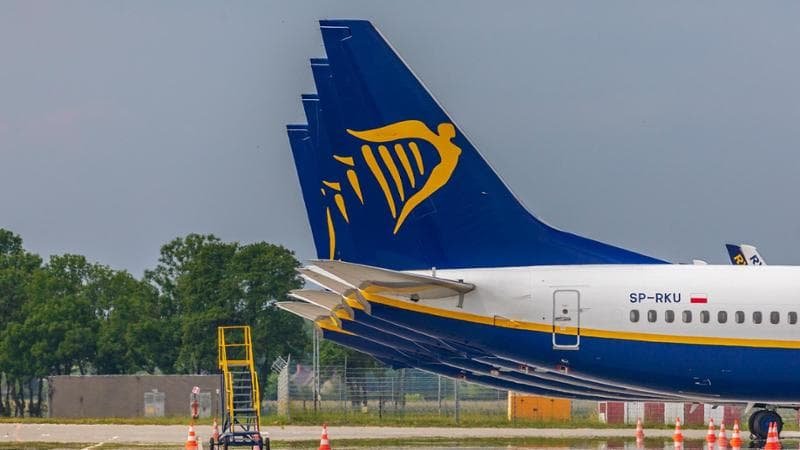 Un aereo Ryanair fermo sulla pista