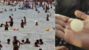 Spiaggia affollata durante il caldo e un grosso chicco di grandine