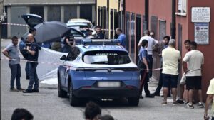 Polizia sul luogo dell’intervento nel quartiere Pilastro di Bologna