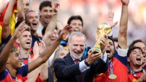 Re Felipe VI solleva la Coppa del Mondo insieme ai calciatori della Spagna dopo la finale del 2026