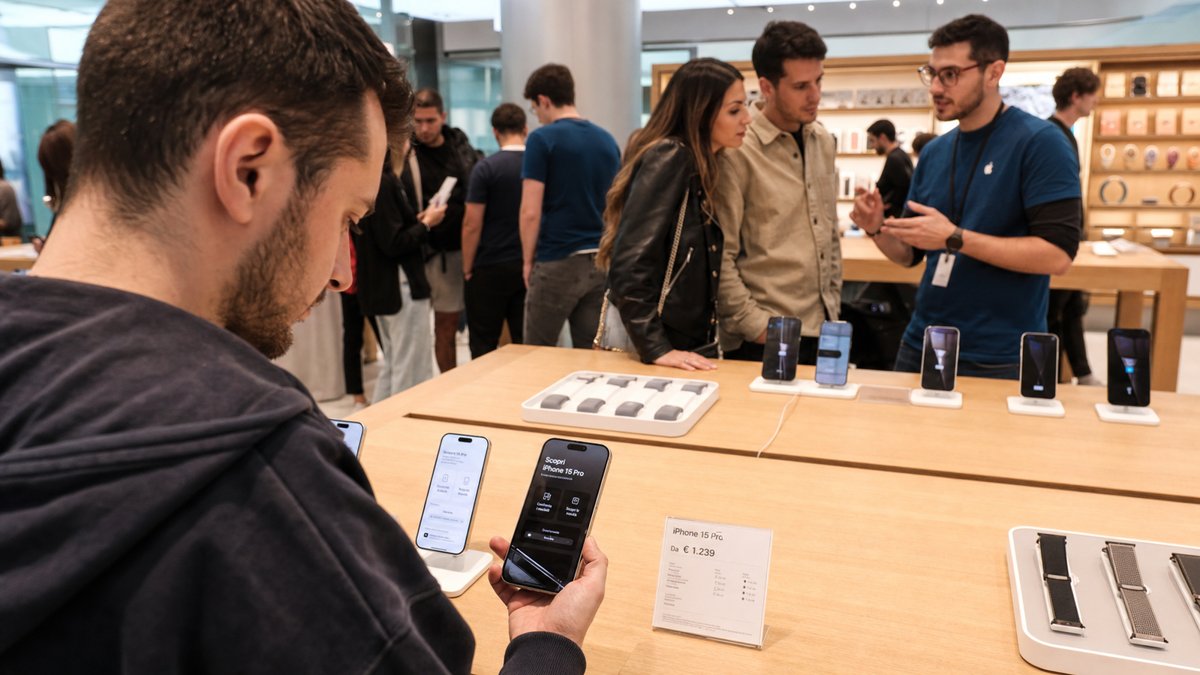 Clienti in un Apple Store mentre provano gli iPhone esposti