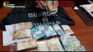 Banconote sequestrate su una pettorina della Guardia di Finanza di Roma