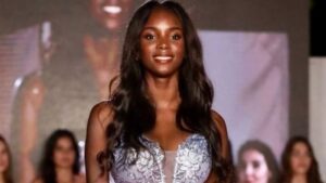 Marta Bunda sfila sorridendo durante il concorso Miss Bologna 2026