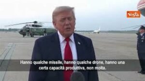 Donald Trump parla ai giornalisti prima dell’imbarco sull’Air Force One