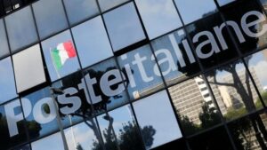 Insegna Poste Italiane sulla facciata di una sede aziendale