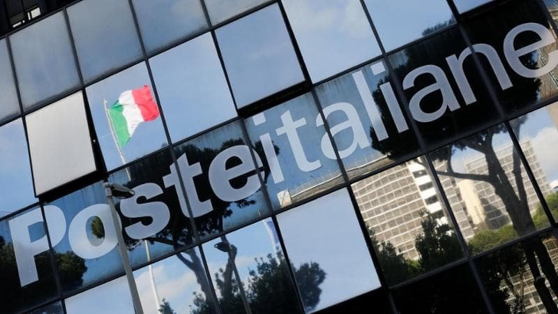 Insegna Poste Italiane sulla facciata di una sede aziendale