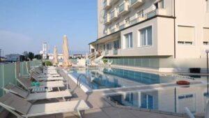 Piscina esterna di un hotel a Milano Marittima