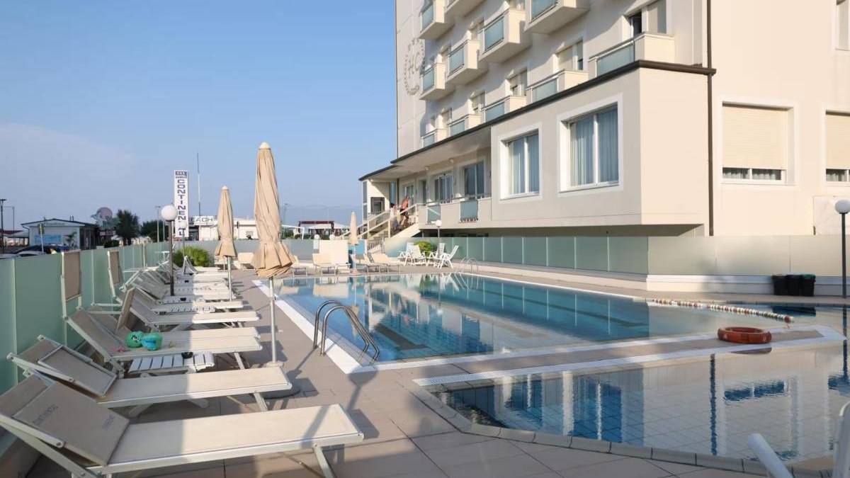 Piscina esterna di un hotel a Milano Marittima