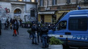 Polizia in piazza San Calisto a Trastevere, immagine di repertorio