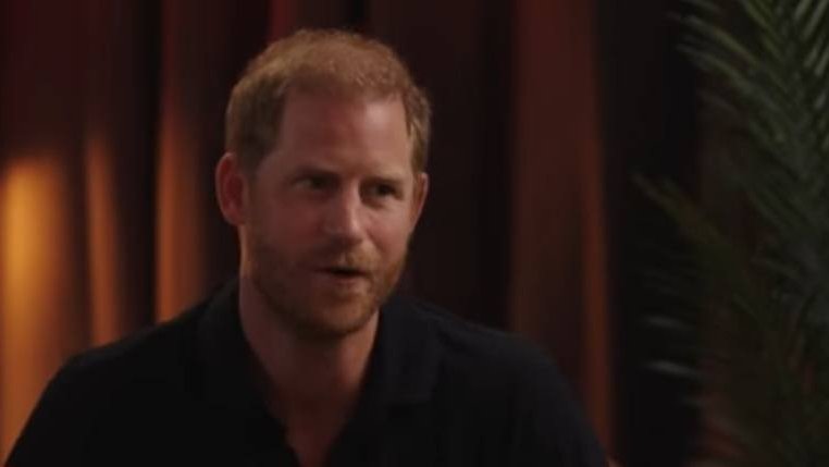 Il principe Harry rivendica il modello educativo di Diana contro la rigidità reale