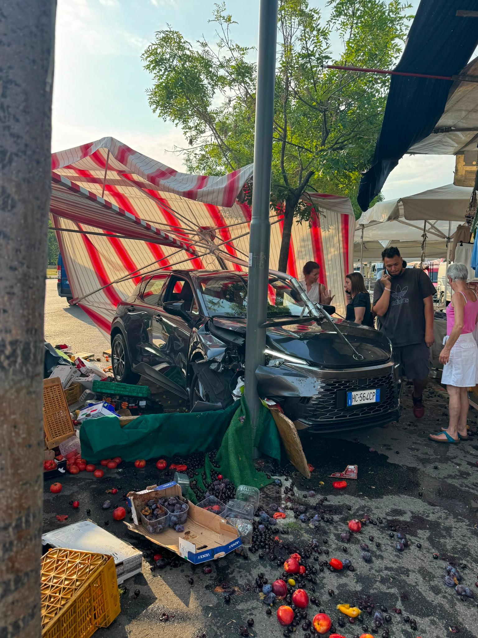 Auto piomba su bancarelle a Milano, quattro feriti