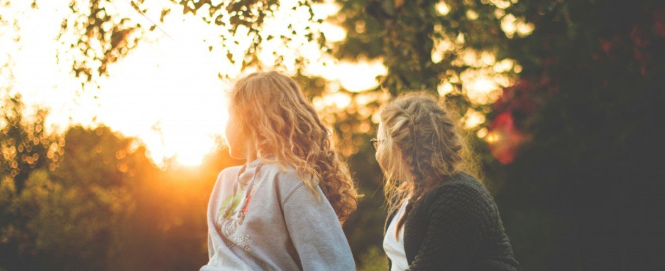 L’amicizia è un pilastro della salute: senza relazioni sociali, rischi come fumare 15,5 sigarette al giorno
