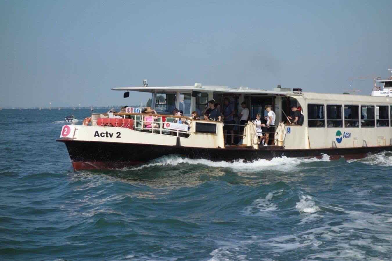 Marinaio gettato in acqua a Venezia durante una lite tra fidanzati a bordo di un vaporetto