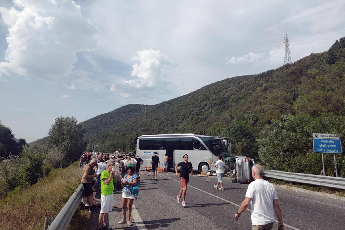 Sei morti e 26 feriti in un grave incidente stradale tra pullman, camper e auto a Colli sul Velino