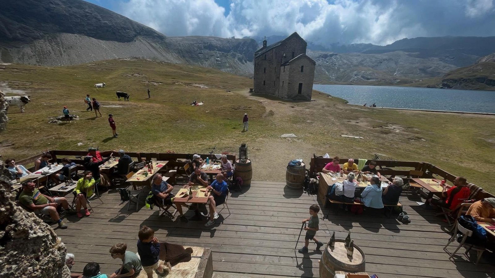 L’effetto del caldo tropicale: turisti in alta quota, un boom per i rifugi alpini