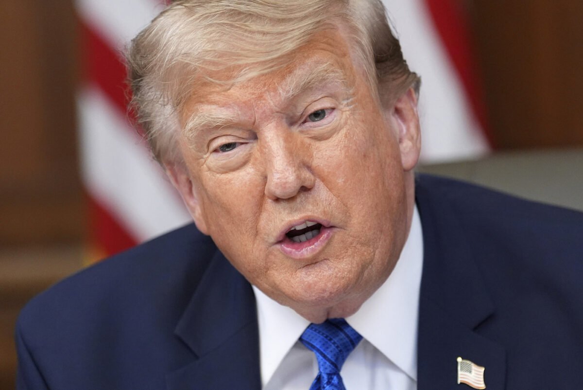 Guerra in Iran, Trump annuncia negoziati mentre si intensificano gli attacchi a Hormuz