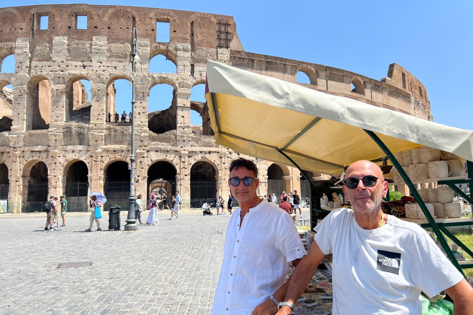 La bancarella dei cugini Sonnino torna al Colosseo dopo 11 anni grazie a una sentenza del Consiglio di Stato