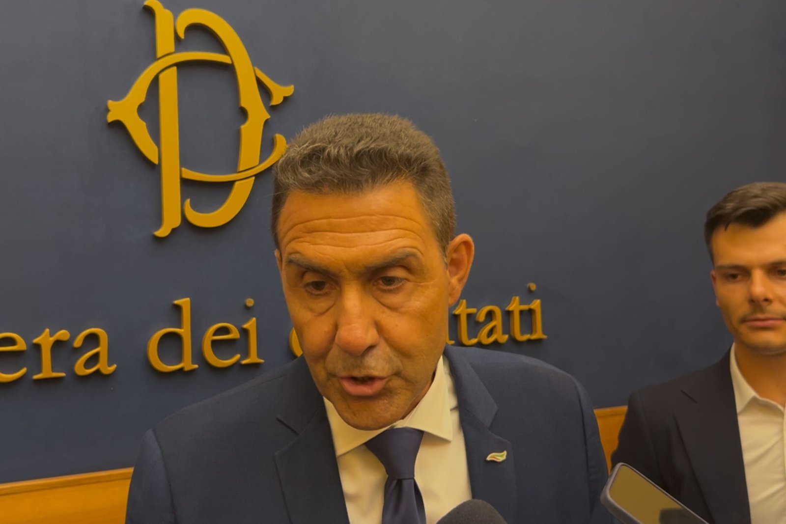 Remigrazione e rastrellamento: le proposte di Vannacci per un controllo più severo sull’immigrazione