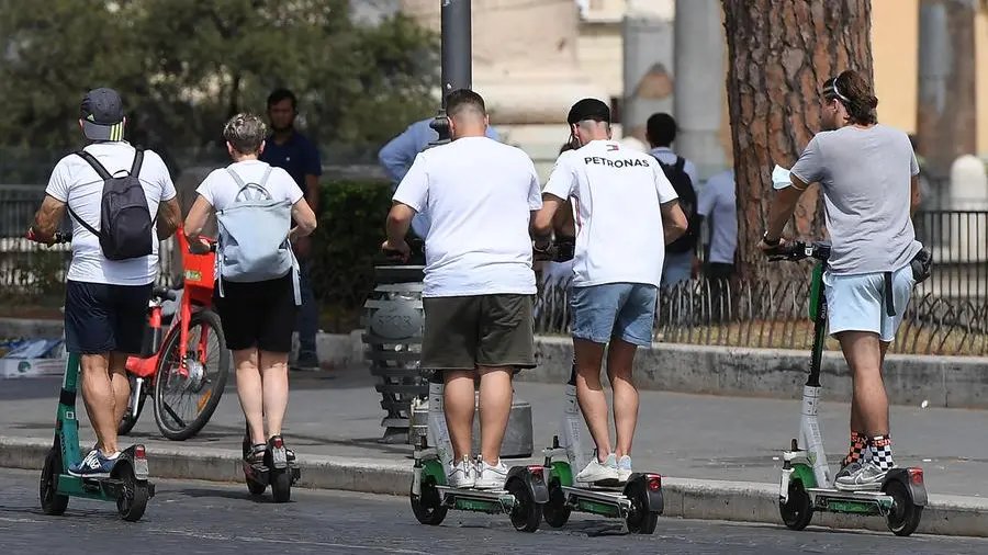 L’Antitrust multa 2,7 milioni i colossi del noleggio elettrico a Roma per disservizi programmati