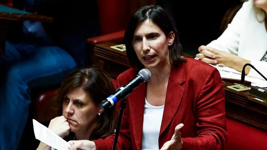 Elly Schlein cerca di consolidare la coalizione. Il Pd si muove con una road map per il programma e le primarie