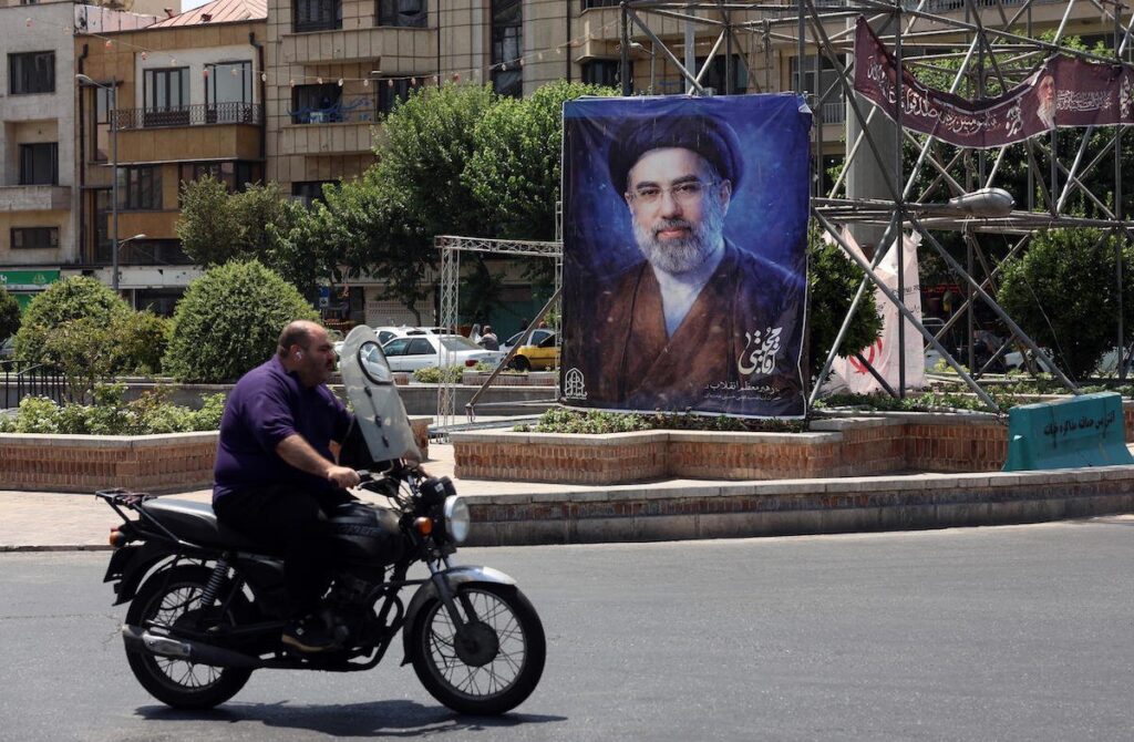 Mojtaba Khamenei in condizioni critiche, voci di un suo martirio dall’Iran