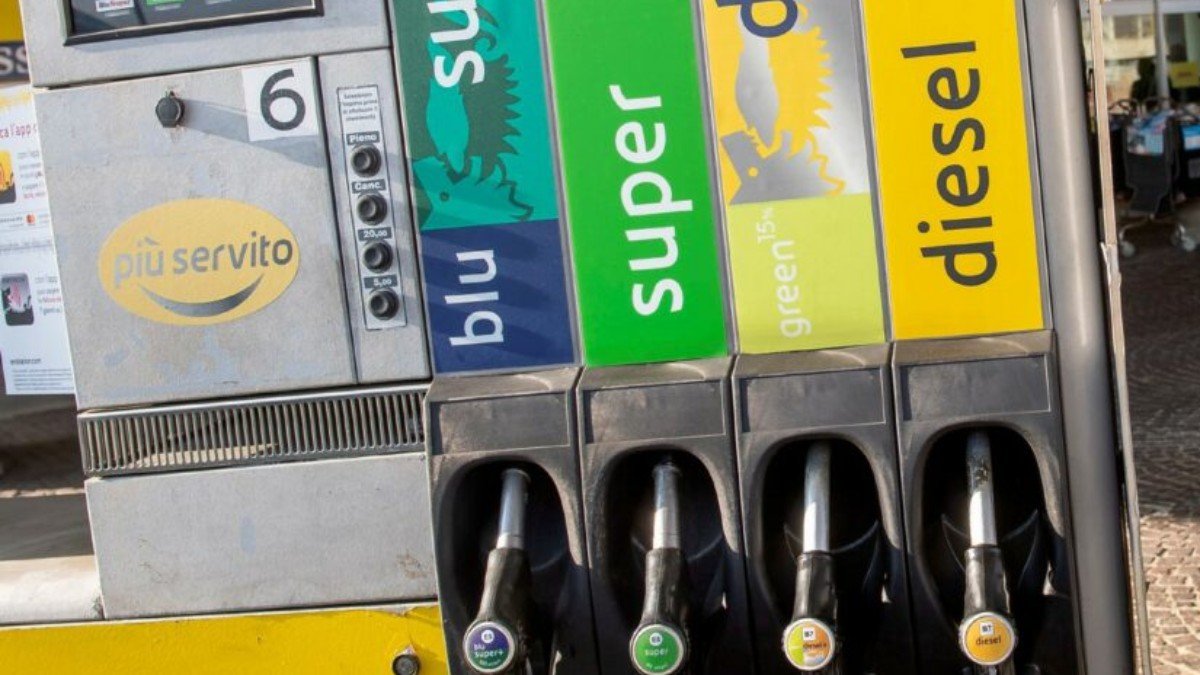 Un distributore di benzina su cinque irregolare a Roma: sequestro di oltre 10 tonnellate di carburante non conforme