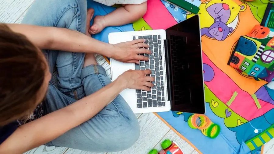 Giovani madri e lavoro: il welfare che non permette di crescere