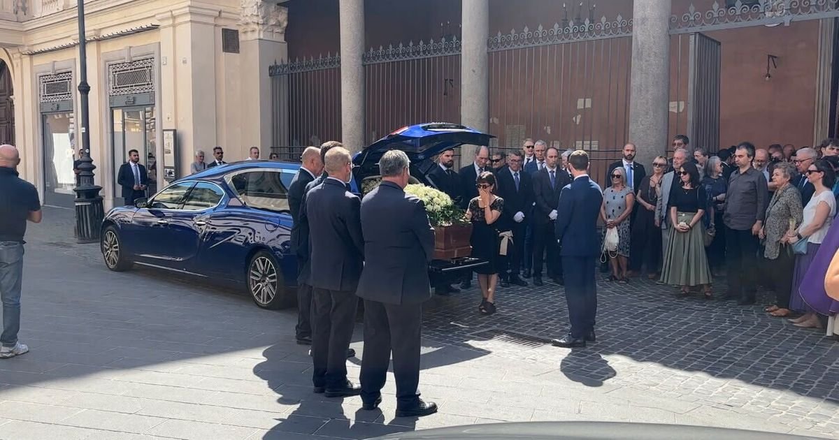 La ministra Roccella e la famiglia ricordano il marito Luigi Cavallari in una cerimonia a Roma