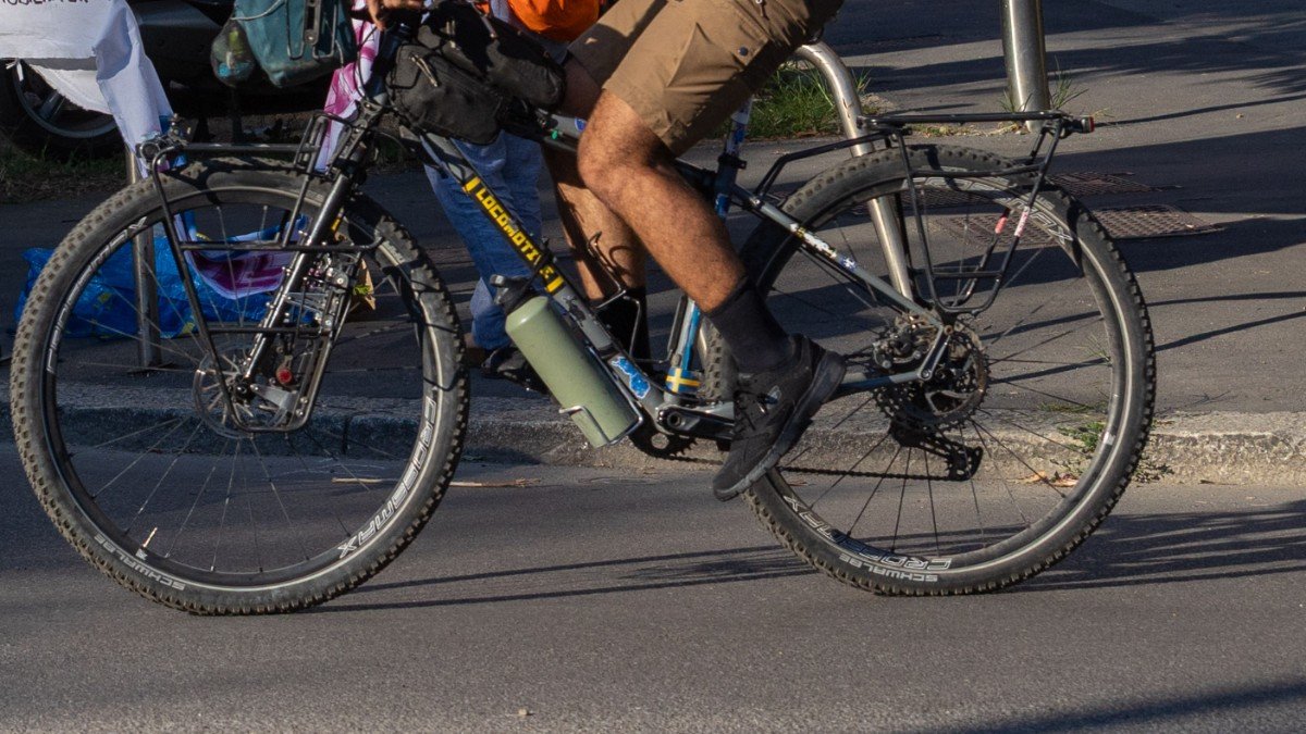 Un automobilista ha investito sei ciclisti a Lanzo Torinese e ha ripetuto l’atto causando ulteriori feriti
