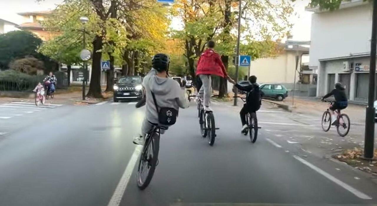 Bulli in bici sfiorano ciclista, uomo li insegue e aggredisce 15enne. Sindaco: «Nessuno deve farsi giustizia da solo»