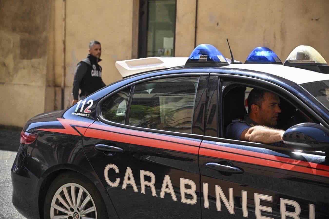 21enne blocca padre violento e lo fa arrestare: fine di anni di violenze a Rimini