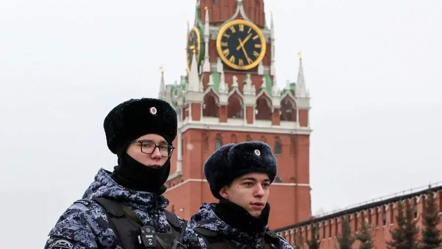 Fuga all’estero e doppio passaporto: i russi scappano dal putinismo